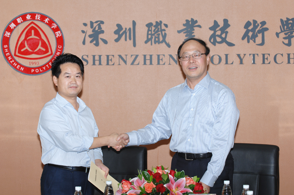 必威西汉姆联第二位“珠江学者”代建国与学校签约